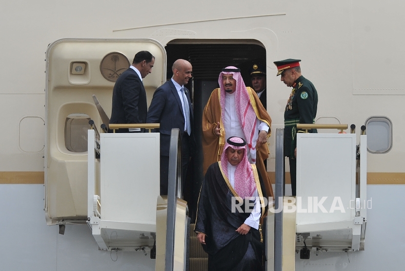 Raja Arab Saudi Salman bin Abdulaziz Al Saud keluar dari pesawat saat mendarat di Bandara Halim Perdanakusuma, Jakarta, Rabu (1/3).
