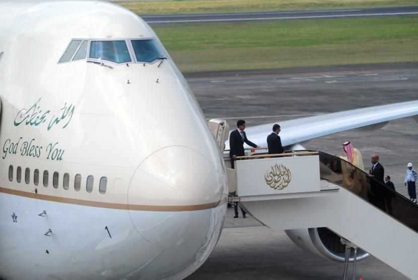 Raja Arab Saudi, Salman bin Abdulaziz al Saud (ketiga kiri) menaiki pesawat di Bandar Udara I Gusti Ngurah Rai, Bali, Ahad (12/3).