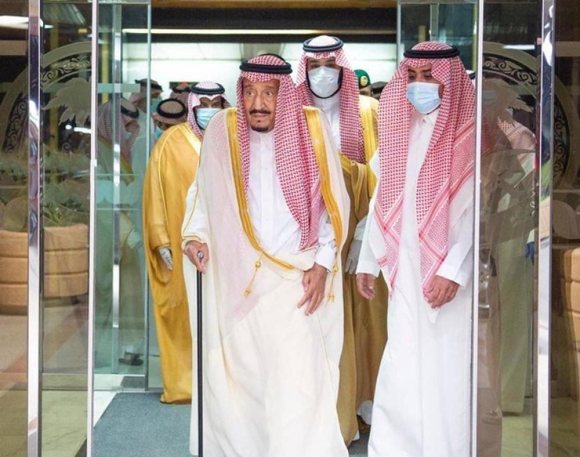 Raja Arab Saudi Salman bin Abdulaziz meninggalkan Rumah Sakit King Faisal di ibu kota Riyadh usai dinyatakan pulih, seperti dilaporkan Kantor Berita SPA, Kamis (30/7).