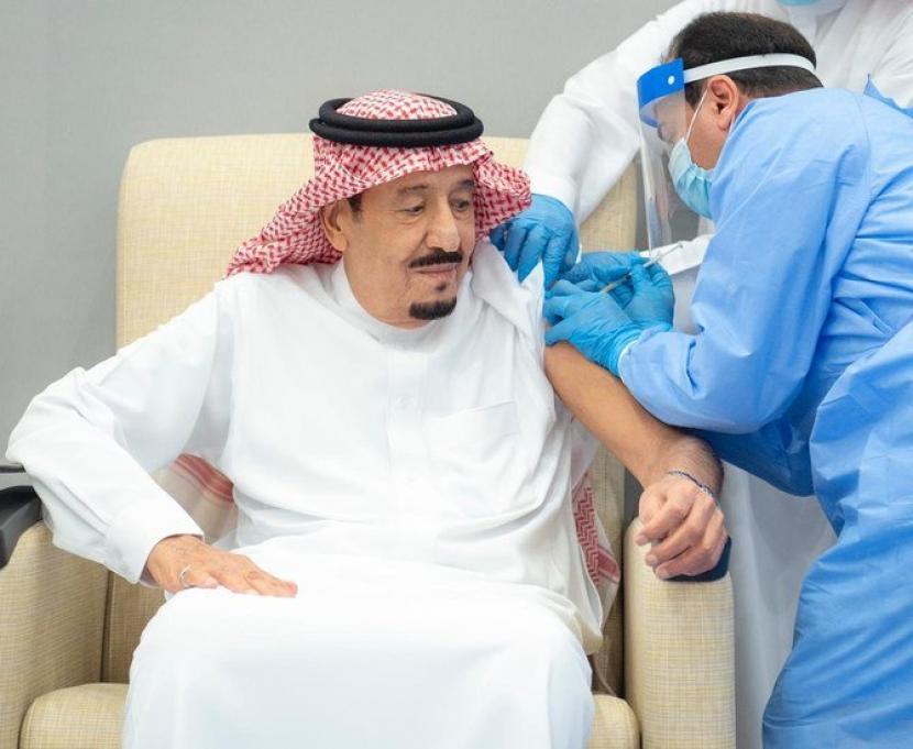 Raja Salman Disuntik Vaksin Covid-19. Raja Arab Saudi, Salman, disuntik vaksin Covid-19, Jumat (8/1).