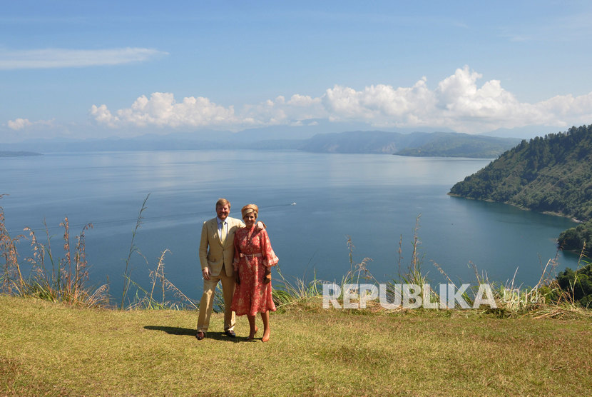 Raja Belanda Willem Alexander bersama Ratu Maxima Zorreguieta Cerruti berfoto dengan latar belakang panorama Danau Toba di Bukit Singgolom Kabupaten Toba, Kamis (12/3/2020).(Antara/Septianda Perdana )