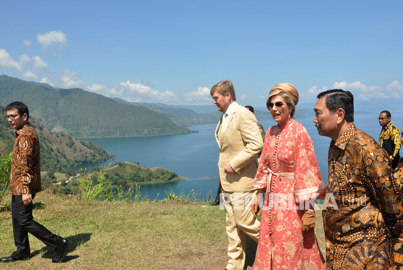 Raja Belanda Willem Alexander bersama Ratu Maxima Zorreguieta Cerruti didampingi Menko Maritim dan Investasi Luhut Binsar Pandjaitan (kanan) melihat panorama Danau Toba Maret lalu.