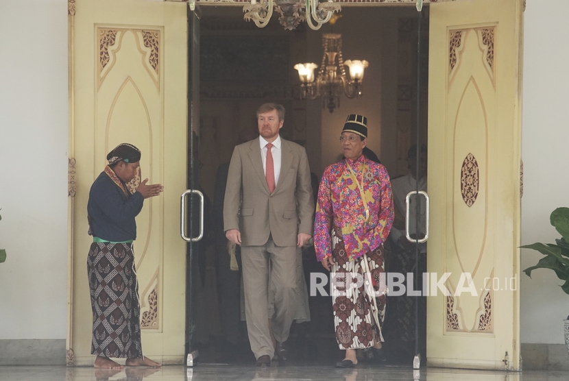 Raja Belanda Willem Alexander (kedua kanan) bersama Raja Keraton Yogyakarta, Sri Sultan HB X (kanan) keluar dari Gedong Jene saat melakukan kunjungan di Keraton Yogyakarta, Rabu (11/3/2020). (Antara/Andreas Fitri Atmoko)