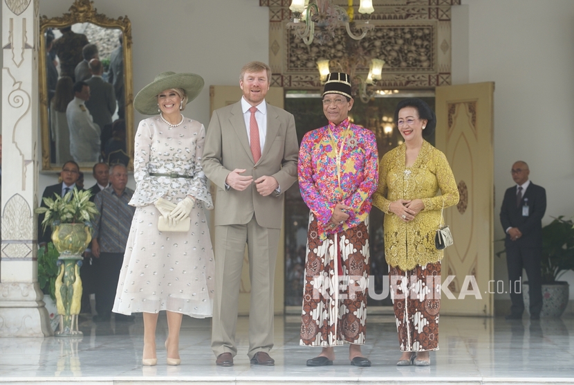 Raja Belanda Willem Alexander (kedua kiri) dan Ratu Maxima (kiri) berfoto bersama Raja Keraton Yogyakarta, Sri Sultan HB X (kedua kanan) dan GKR Hemas (kanan) saat melakukan kunjungan di Keraton Yogyakarta, Rabu (11/3/2020).(Antara/Andreas Fitri Atmoko)