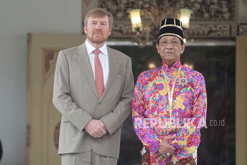 Raja Belanda Willem Alexander (kiri) bersama Raja Keraton Yogyakarta, Sri Sultan HB X (kanan) saat melakukan kunjungan di Keraton Yogyakarta, Rabu (11/3/2020).(Antara/Andreas Fitri Atmoko)