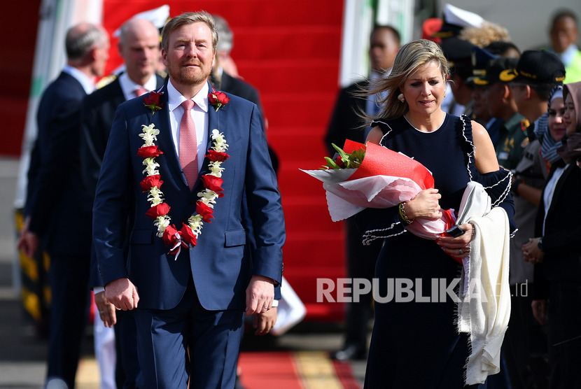 Raja Belanda Willem Alexander (kiri) dan Ratu Maxima Zorreguieta Cerruti tiba di Bandara Halim Perdanakusuma, Jakarta Timur, Senin (9/3/2020).(Antara/Sigid Kurniawan)