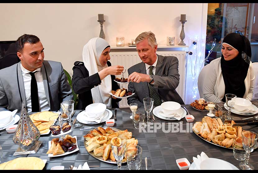 Raja Belgia Phillippe berbuka dengan Keluarga Benhaddou sebuah keluarga muslim di Belgia, Senin (12/6)