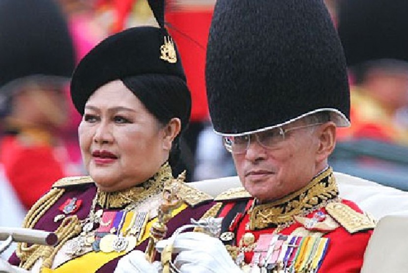 Raja Bhumibol Adulyadej dan istrinya Ratu Sirikit