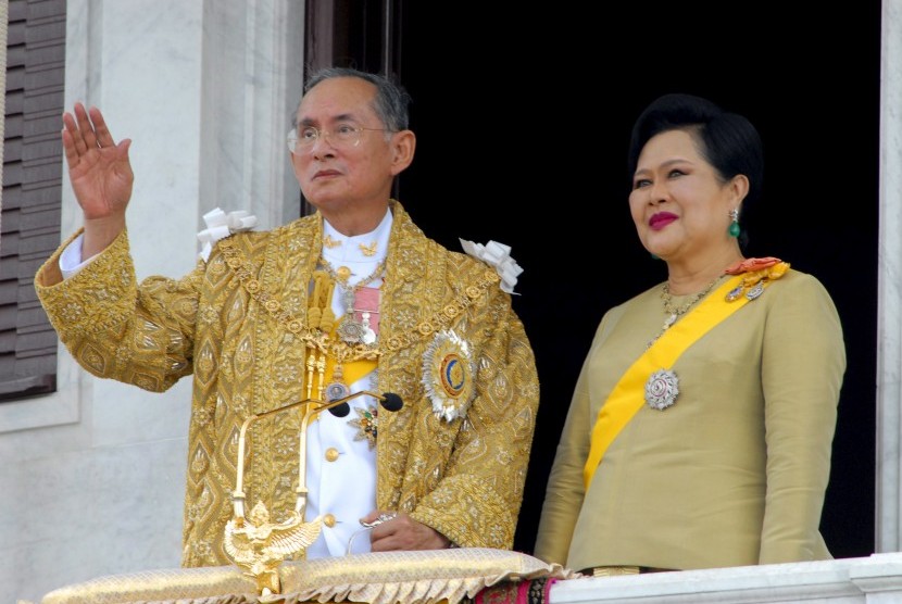 Tiga Chemistries yang Bikin Cinta Raja Bhumibol Adulyadej kepada Sirikit Langgeng Hingga Tutup Usia
