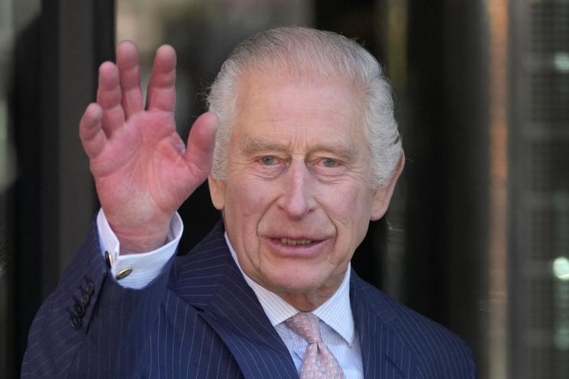 Raja Charles III dari Inggris melambaikan tangan saat ia tiba untuk berkunjung ke University College Hospital Macmillan Cancer Centre di London, Selasa, 30 April 2024. Setelah kembali bekerja, publik salah fokus dengan jari sosis Raja Charles.