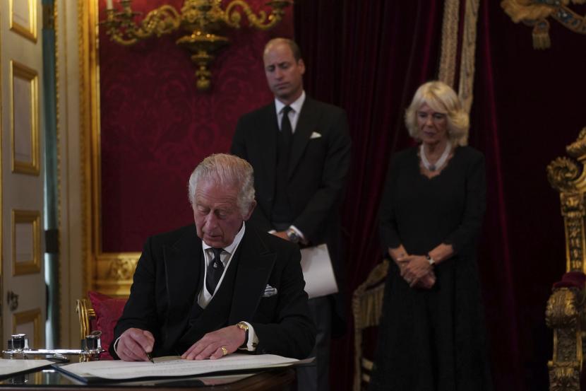  Raja Charles III menandatangani sumpah untuk menegakkan keamanan Gereja di Skotlandia selama Dewan Aksesi di Istana St James, London, Sabtu, 10 September 2022, di mana ia secara resmi dinyatakan sebagai raja. 