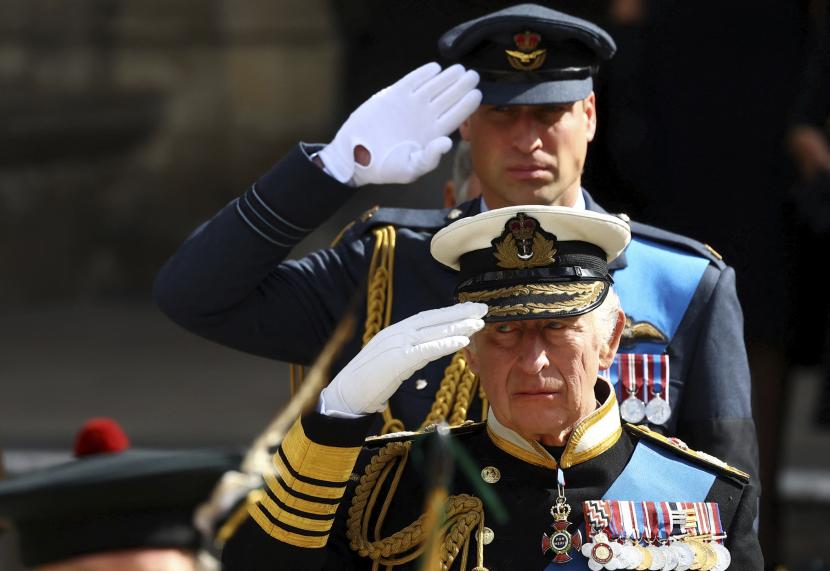 Raja Inggris Charles III dan Pangeran William menghadiri pemakaman kenegaraan dan pemakaman Ratu Elizabeth Inggris, di London, Senin 19 September 2022. 