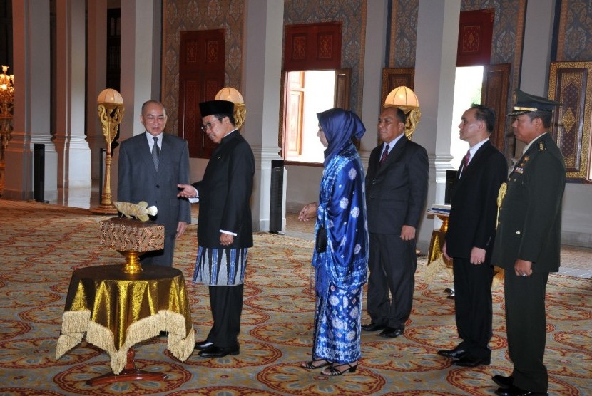 Raja Kamboja, Yang Mulia Preah Bat Samdech Preah Boromneath Norodom Sihamoni, menerima surat-surat kepercayaan dari Duta Besar baru RI untuk Kerajaan Kamboja, Sudirman Haseng, Jumat (25/5) di Royal Palace, Phnom Penh.