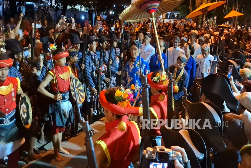 Raja Keraton Ngayogyakarta, Sri Sultan Hamengku Buwono X dalam prosesi Jejak Banon yang hanya dilakukan 8 tahun sekali, di Kompleks Masjid Gedhe Kauman Yogyakarta, Kamis (4/9/2025), malam.