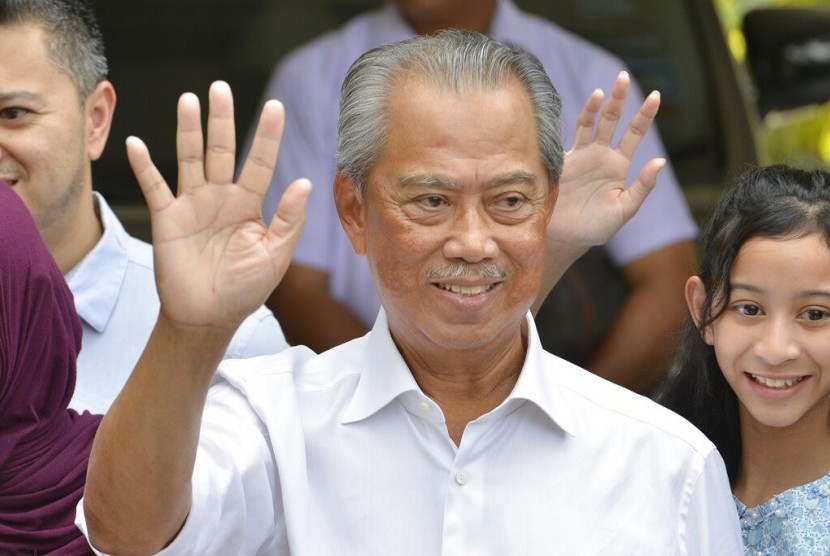 Raja Malaysia telah menunjuk politisi kawakan Muhyiddin Yassin sebagai perdana menteri baru, mengalahkan upaya Mahathir Mohamad untuk kembali berkuasa setelah seminggu kekacauan politik yang mengikuti pengunduran dirinya sebagai perdana menteri.
