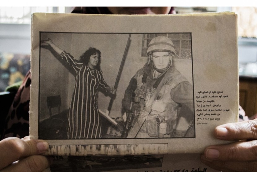 Raja Mustafa menunjukkan potongan majalah 25 tahun lalu saat ia dan perempuan Palestina lain berjuang dalam intifadhah pertama melawan Israel