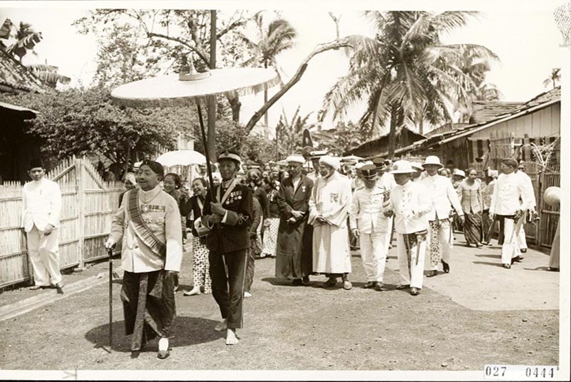 Raja Pakubuwono X ketika berkunjung ke Masjid Luar Batang 1920. Di sana di sambut para sayid yang menjadi ulama di wilayah itu.
