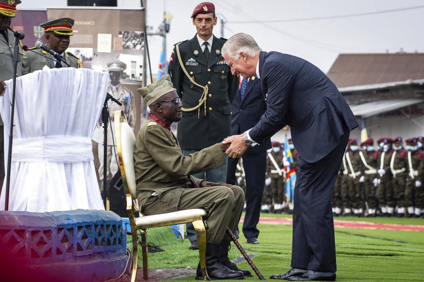 Raja Philippe dari Belgia, kanan, menyapa kopral berusia 100 tahun Albert Kunyuku, veteran Kongo terakhir yang selamat dari Perang Dunia II selama upacara di Veterans Memorial di Kinshasa, Republik Demokratik Kongo, Rabu 8 Juni 2022. Raja Philippe adalah pada hari kedua dari enam hari kunjungannya.