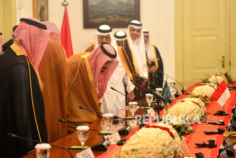Raja Salman bin Abdul Aziz Al-Saud of Saudi Arabia enter the room for bilateral meeting with President Joko Widodo in Bogor Presidential Palace on Wednesday.