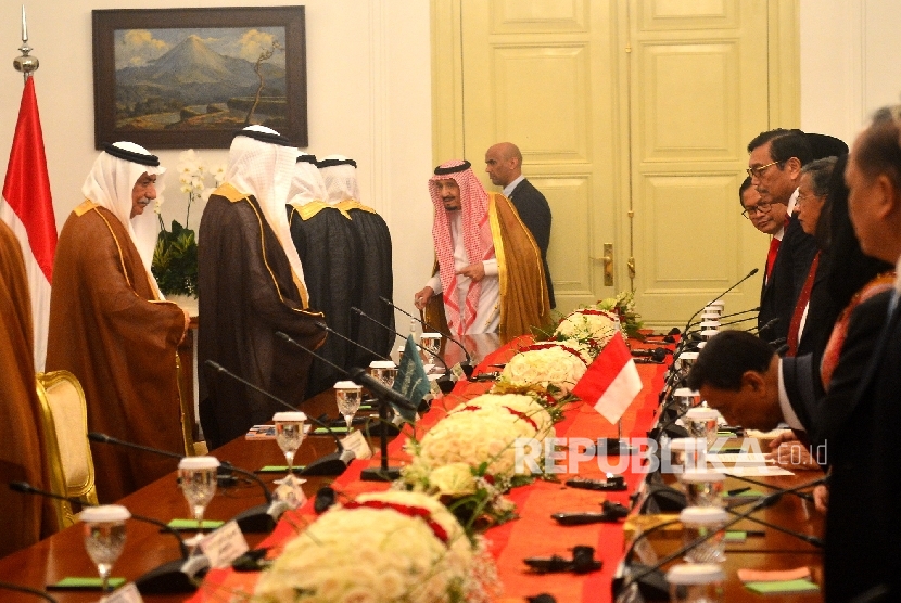 Raja Salman Abin Abdulaziz Al-Saud dari Arab Saudi memasuki ruangan pertemuan bilateral dengan Presiden Joko Widodo saat kunjungan kenegaraan di Istana Bogor, Jawa Barat, Rabu (1/3).