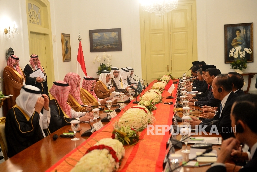 Raja Salman Abin Abdulaziz Al-Saud (kiri tengah) dari Arab Saudi melakukan pertemuan bilateral dengan Presiden Joko Widodo (kanan tengah) saat kunjungan kenegaraan di Istana Bogor, Jawa Barat, Rabu (1/3).
