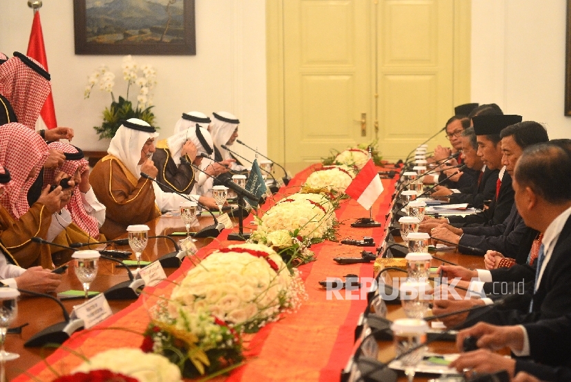 Raja Salman Abin Abdulaziz Al-Saud (kiri tengah) dari Arab Saudi melakukan pertemuan bilateral dengan Presiden Joko Widodo (kanan tengah) saat kunjungan kenegaraan di Istana Bogor, Jawa Barat, Rabu (1/3).
