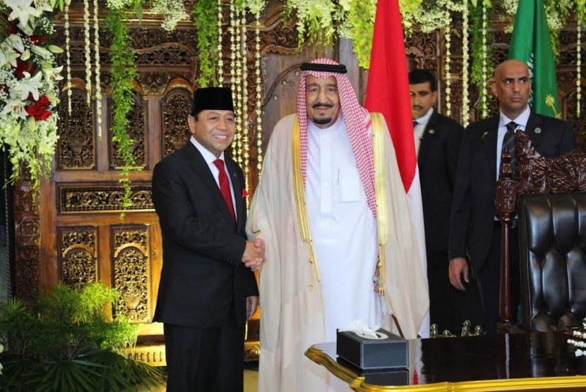 Raja Salman berfoto bersama pimpinan DPR.