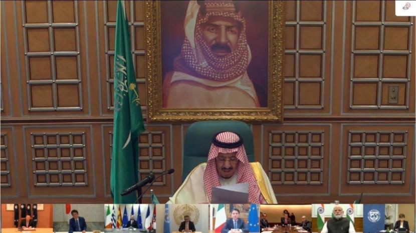 Raja Salman berpidato di belakang fotp pendiri Arab Saudi, Raja Abdulaziz Al-Saud.