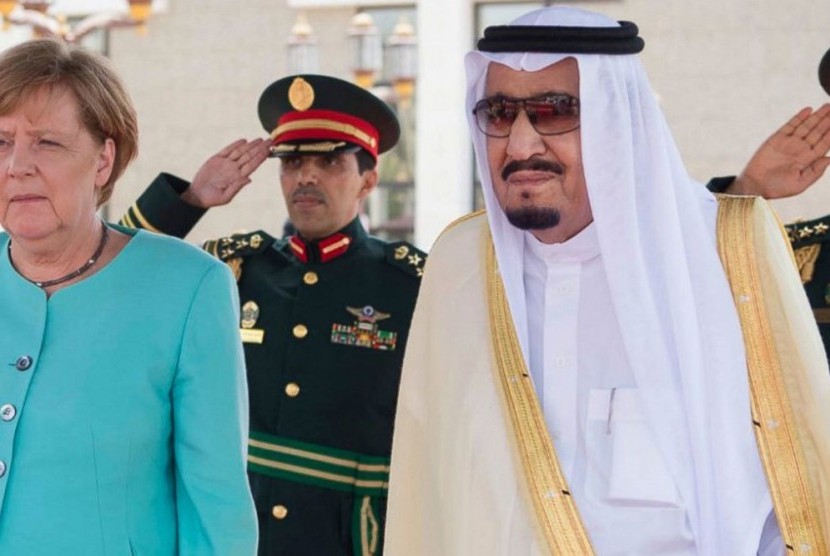 Raja Salman bin Abdulaziz Al Saud, menerima kedatangan Kanselir Jerman Angela Merkel di Istana Al Salam 