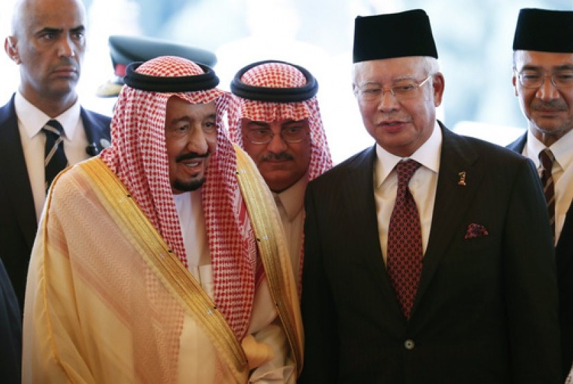 Raja Salman dari Arab Saudi (kiri) bersama Perdana Menteri Malaysia Najib Razak (berpeci, kanan) di Gedung Parlemen di Kuala Lumpur, Malaysia, Ahad, 26 Februari 2017.