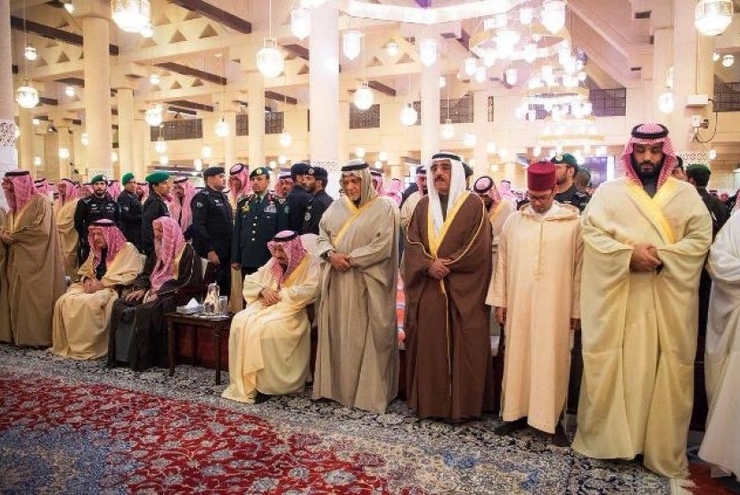Raja Salman melakukan shalat jenazah Pangeran Talal