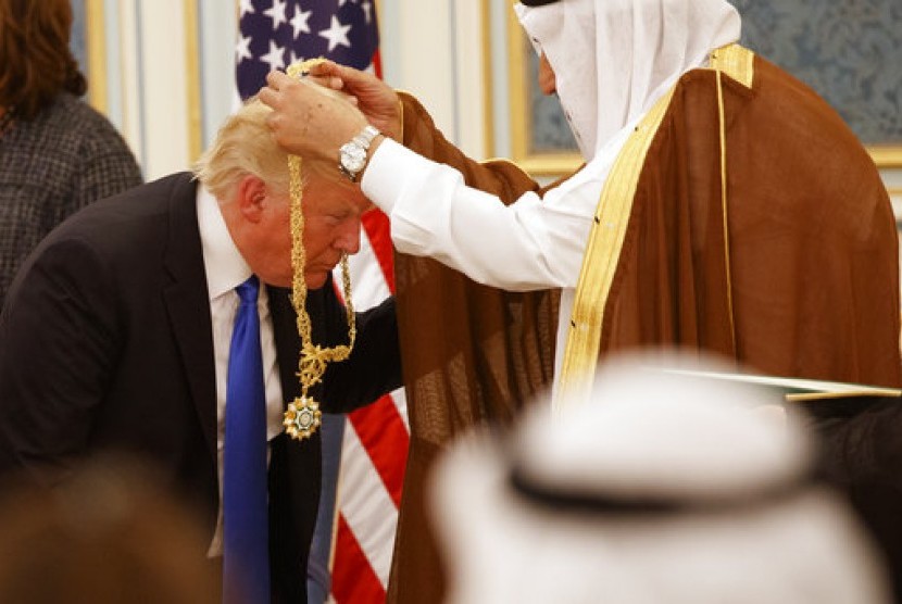 Raja Salman mengalungkan medali Collar of Abdulaziz Al Saud yang merupakan penghargaan warga sipil tertinggi di Arab Saudi kepada Presiden AS Donald Trump di Riyadh (Ilustrasi)