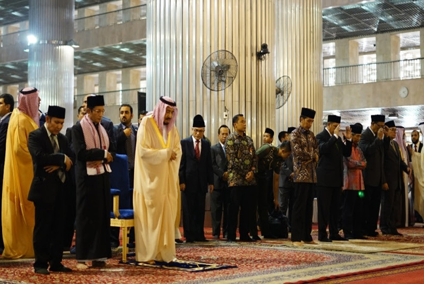   Raja Salman shalat tahyatul masjid.