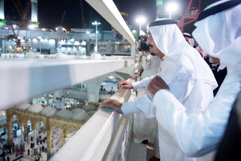  Raja Saudi Salman bin Abdulaziz (kedua dari kanan) mengunjungi lokasi terjungkalnya derek di Masjidil Haram, Mekkah, (12/9).