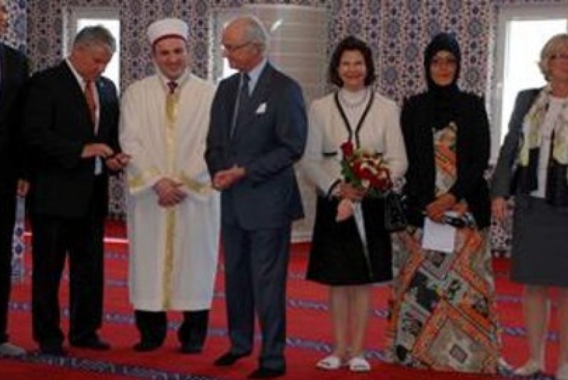 Raja Swedia, Carl XVI Gustaf (keempat dari kiri) berdiri di samping Imam Ergi Ö?çen saat mengunjungi Masjid Akbar Fittja di Stokholm.