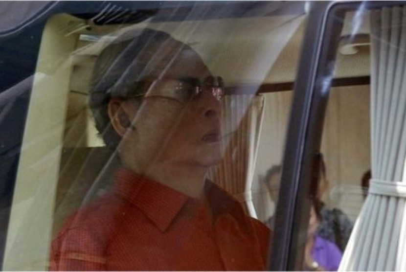 Raja Thailand Bhumibol Adulyadej saat meninggalkan rumah sakit, Ahad (10/5)