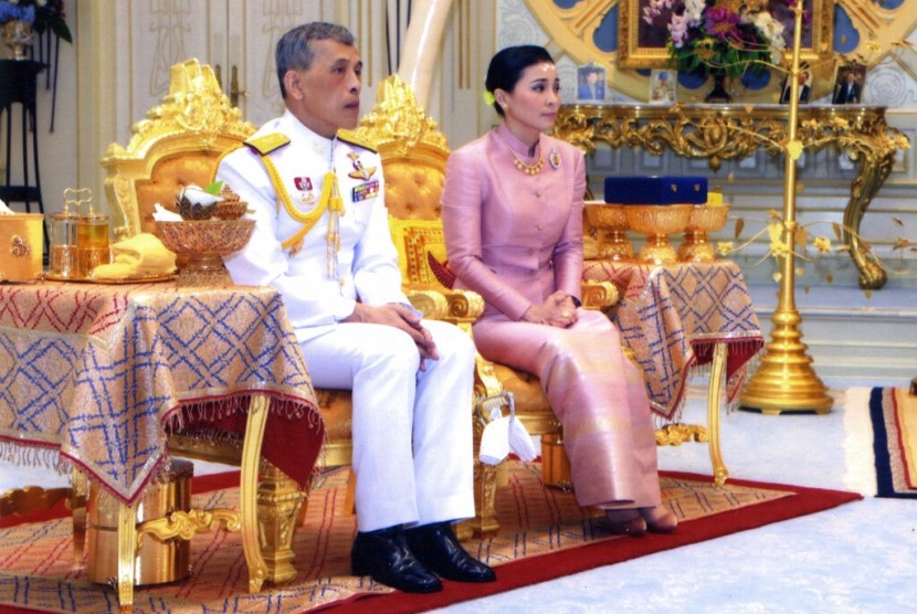 Raja Thailand Maha Vajiralongkorn Bodindradebayavarangkun duduk bersama Ratu Suthida Vajiralongkorn Na Ayudhya di Ampornsan Throne Hall di Bangkok, Thailand, Rabu (1/5).