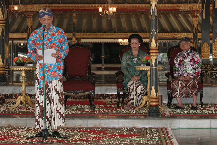 Raja Yogyakarta, Sri Sultan HB X (kiri) saat memberikan Sabda Tama di Keraton Yogyakarta, Kamis (10/5). 