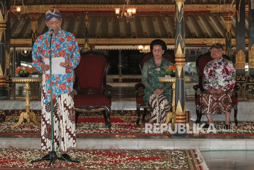 Raja Yogyakarta, Sri Sultan HB X (kiri) di Keraton Yogyakarta