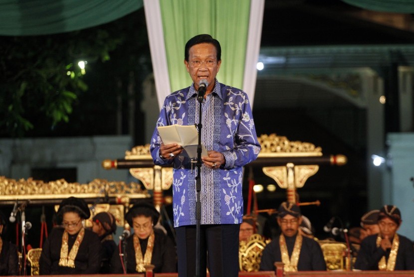 Raja Yogyakarta Sri Sultan HB X saat memberikan sambutannya saat peringatan 27 tahun naik tahta di Kraton Yogyakarta, Senin (18/5).
