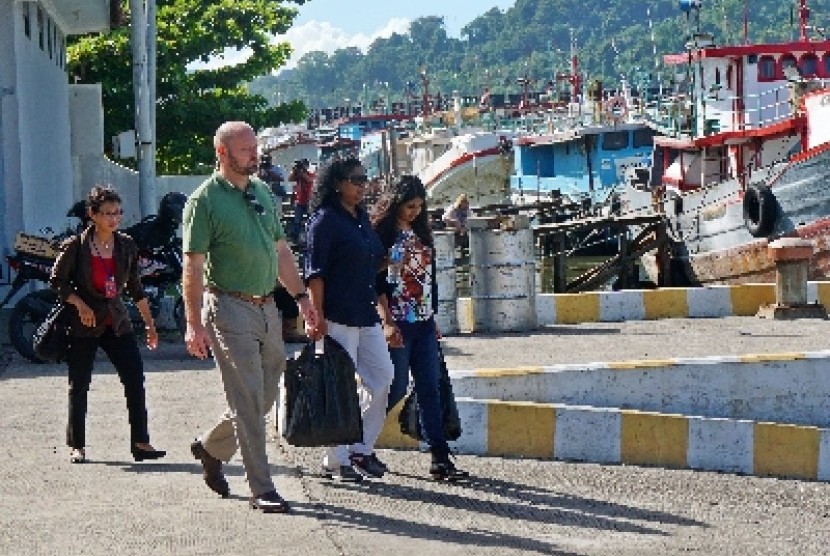   Raji Sukumaran (ketiga kiri), ibu terpidana mati Myuran Sukumaran berjalan menuju perahu compreng saat akan memembesuk di Dermaga Penyeberagan Wijaya Pura, Cilacap, Rabu (18/3).