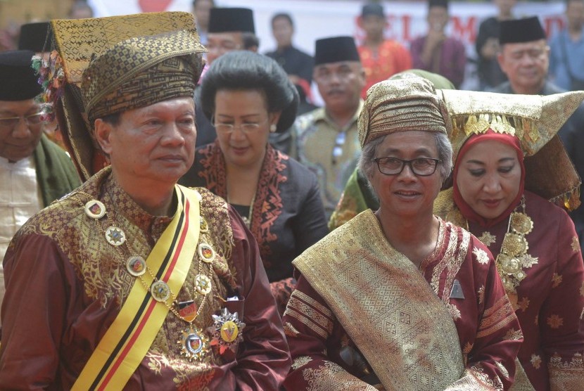 Rajo Alam Minangkabau Sultan Haji Muhammad Taufiq Thaib (kiri).