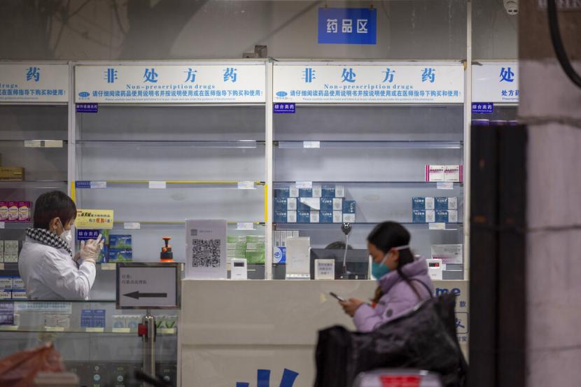 Rak-rak kosong terlihat di apotek di Shanghai pada Jumat, 16 Desember 2022. Kabinet China memerintahkan daerah pedesaan pada Jumat untuk mempersiapkan kepulangan pekerja migran pada musim liburan ini dengan harapan mencegah lonjakan besar kasus COVID-19 di komunitas dengan sumber daya medis yang terbatas.
