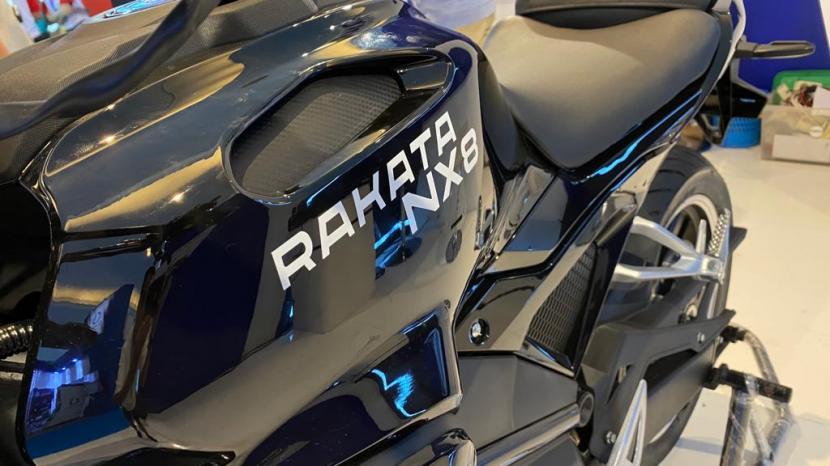 Rakata menjembatani selera motor listrik yang beragam lewat dua produk baru bergaya sport dan skuter maxi.