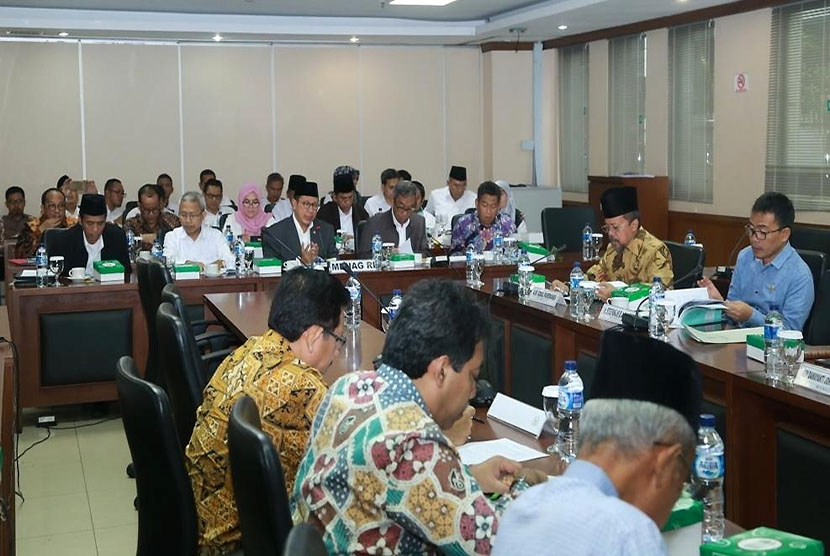 Raker Menteri Agama RI dengan Komite III DPD RI membahas evaluasi penyelenggaraan haji 2017 dan BPJPH. 