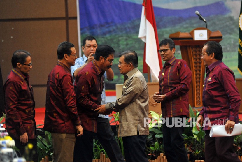 Rakernas APPSI. Wakil Presiden Jusuf Kalla (tengah) bersalaman dengan sejumlah gubernur saat menghadiri rapat kerja nasional (rakernas) Asosiasi Pemerintah Provinsi Seluruh Indonesia (APPSI), di Padang, Sumatera Barat, Kamis (21/2/2019).