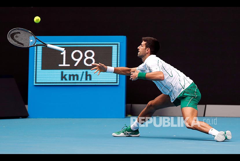 Petenis Serbia Novak Djokovic beraksi dalam turnamen tenis. (ilustrasi)