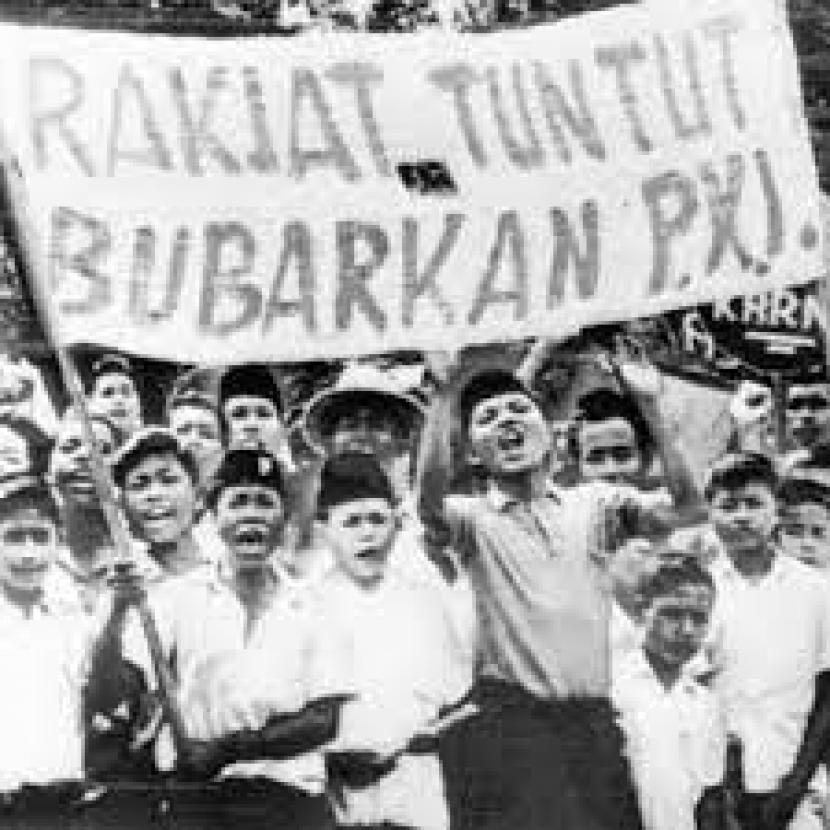 Rakyat Indonesia menuntut pembubaran PKI pada 1965.