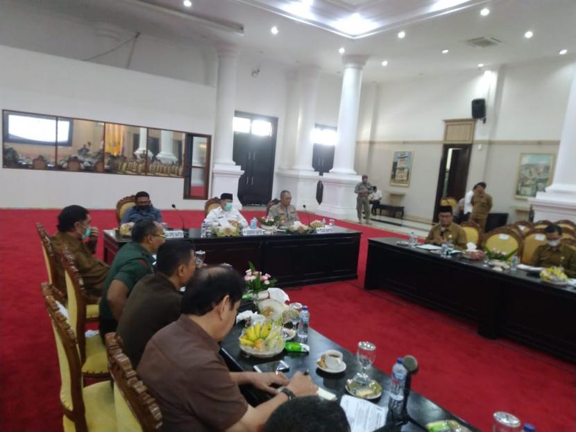 Rakor Kejadian Luar Biasa (KLB) Pemprov Banten bersama Wali Kota dan Bupati di Provinsi Banten di Pendopo Gubernur Banten, Kota Serang, Senin (16/3). 