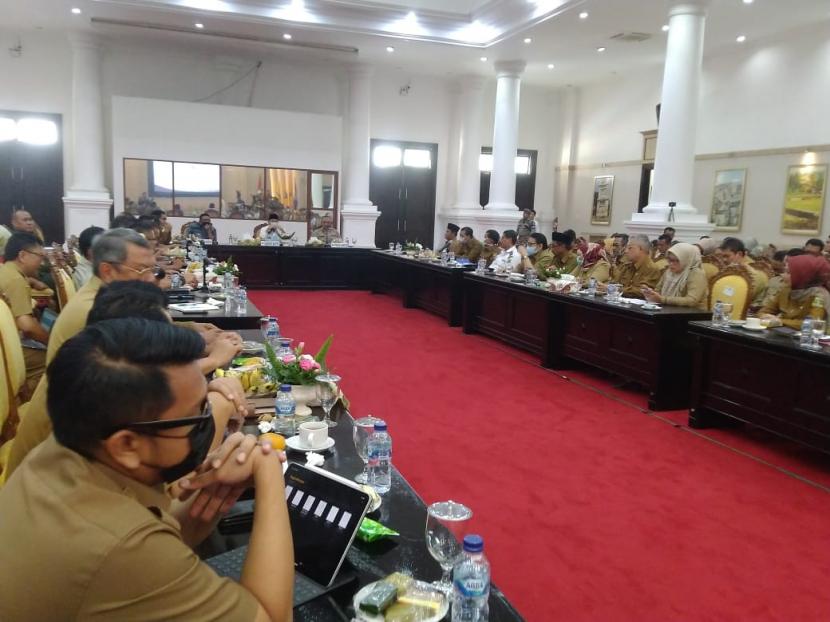 Rakor Kejadian Luar Biasa (KLB) Pemprov Banten bersama Wali Kota dan Bupati di Provinsi Banten di Pendopo Gubernur Banten, Kota Serang, Senin (16/3)(Republika/Alkhaledi )